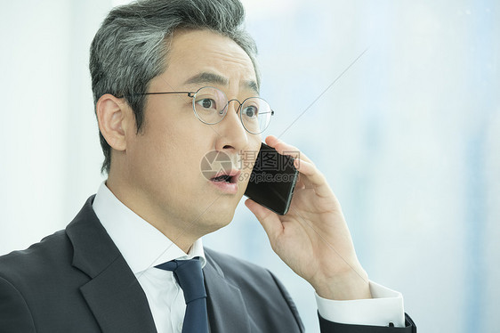 接听电话惊讶的商务男士图片