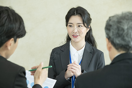  青年女性求职面试图片