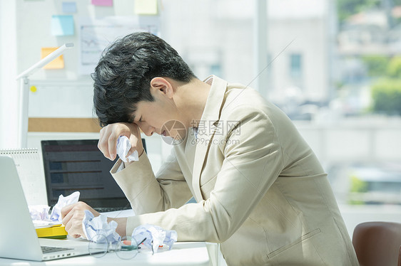 烦躁苦恼的商务男性形象图片