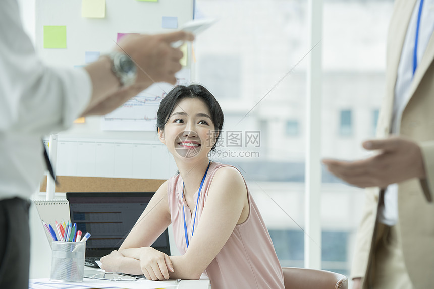 办公室微笑的商务女性图片