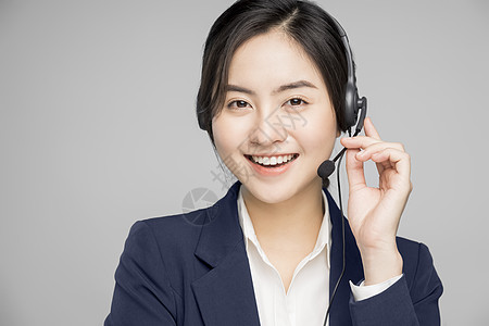 带着耳麦的女性客服图片