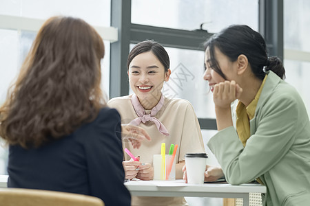 年轻的商务都市白领女孩图片