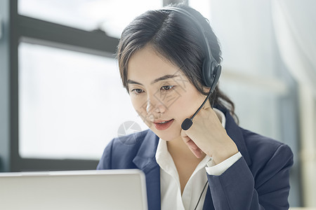 带着耳麦的女性客服图片