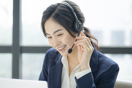 带着耳麦的女性客服图片