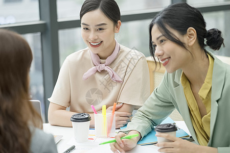 办公室交谈的商务女性图片