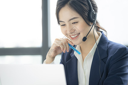 带着耳麦的女性客服图片