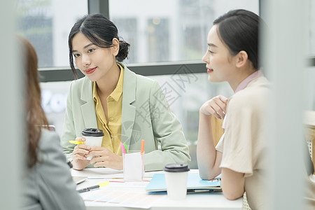 办公室交谈的商务女性图片