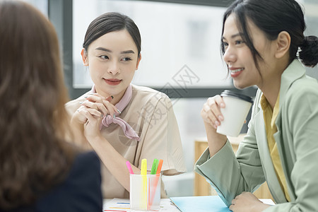 办公室交谈工作的商务女性图片