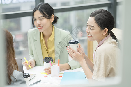 办公室交谈的商务女性图片