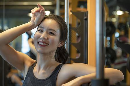 一起健身房锻炼的中年男女图片