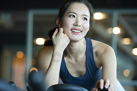 一起健身房锻炼的中年男女图片