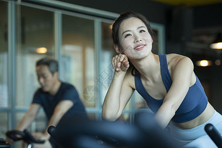 健身房运动流汗的青年女子图片