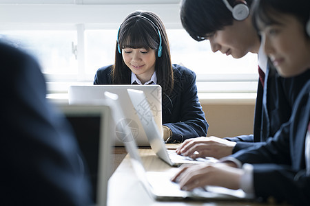 使用电脑学习的高中生图片