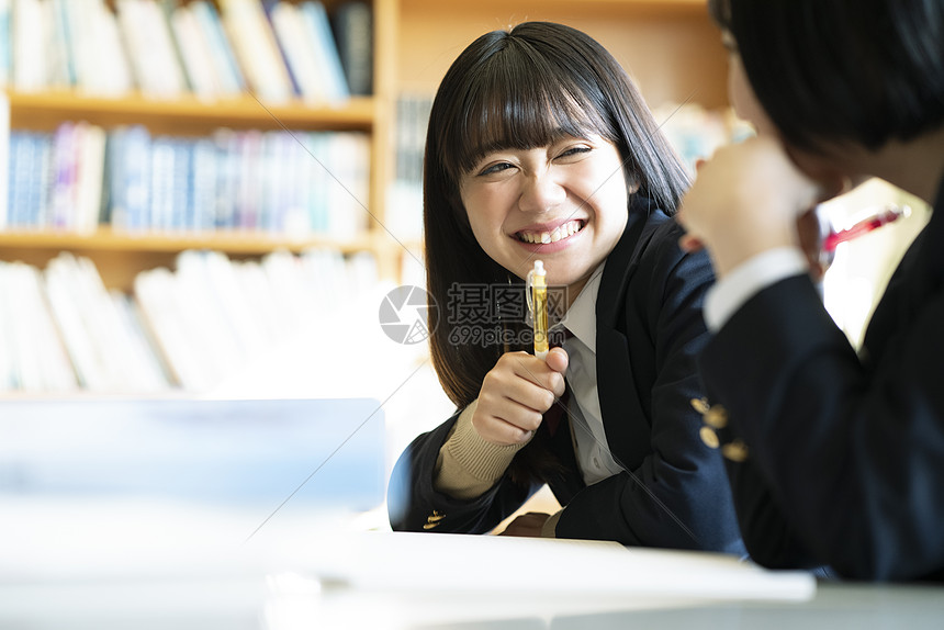 图书馆学习的女高中生图片