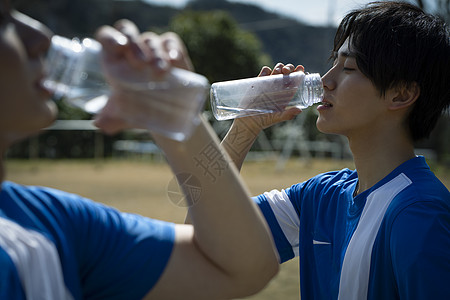 朋友运动俱乐部早晨男子在运动中喝水图片