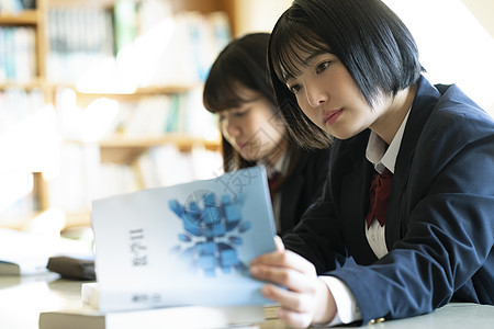 女学生亲热女士在图书馆学习的学生图片