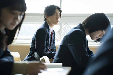 男人们校服上半身学生在教室里学习图片