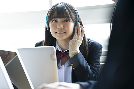 高中教育女生学生用电脑学习图片