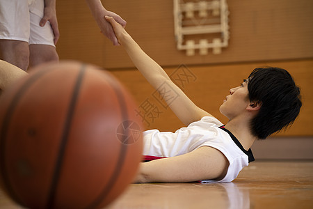 运动俱乐部两个人学生男子打篮球图片