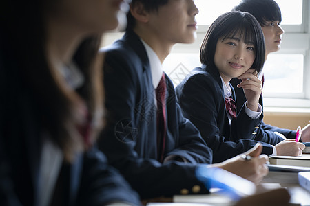 微笑男人女孩学生在教室里学习图片