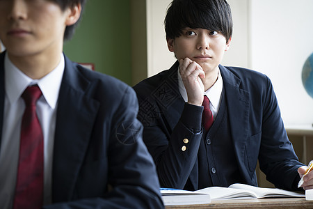 凉爽男孩们年轻学生在教室里学习图片