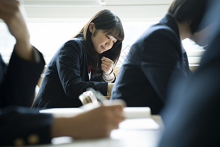 学生在教室里学习图片