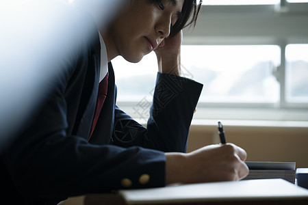 学费单人孤独的学生在教室里学习图片