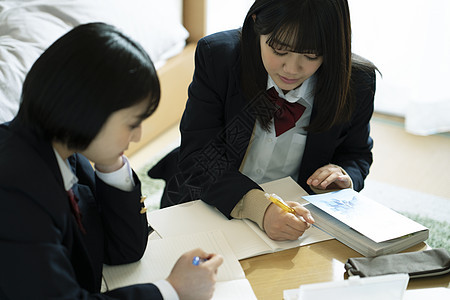 女士年轻人被在房间里学习的学生图片