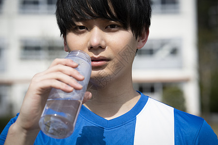 饮料日本人模型男人喝水图片