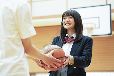 接过篮球微笑的女高中生图片