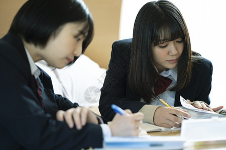 教室学习的高中生图片