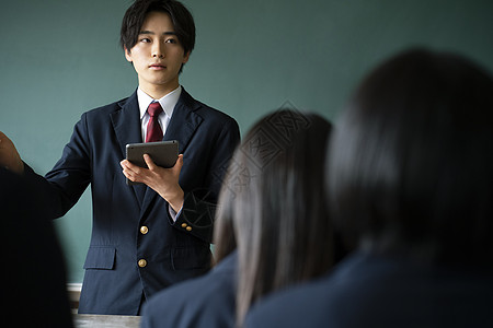 讲台上演讲的男高中生图片