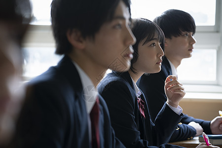 教室里学习高中生图片