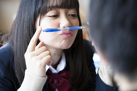 在认真上课的同学们图片