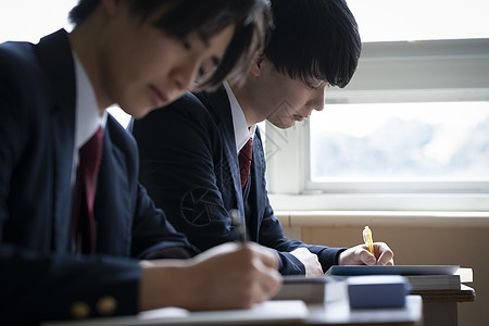 在认真上课的同学们图片