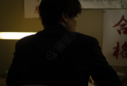 青春深夜男人们在房间里学习的学生图片素材