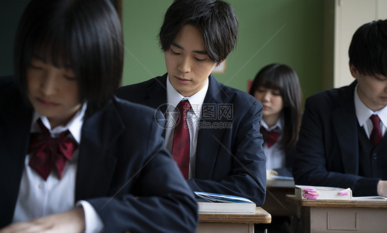 在教室里上课学习的高中生图片