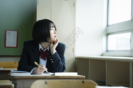 教室里学习的高中女生图片