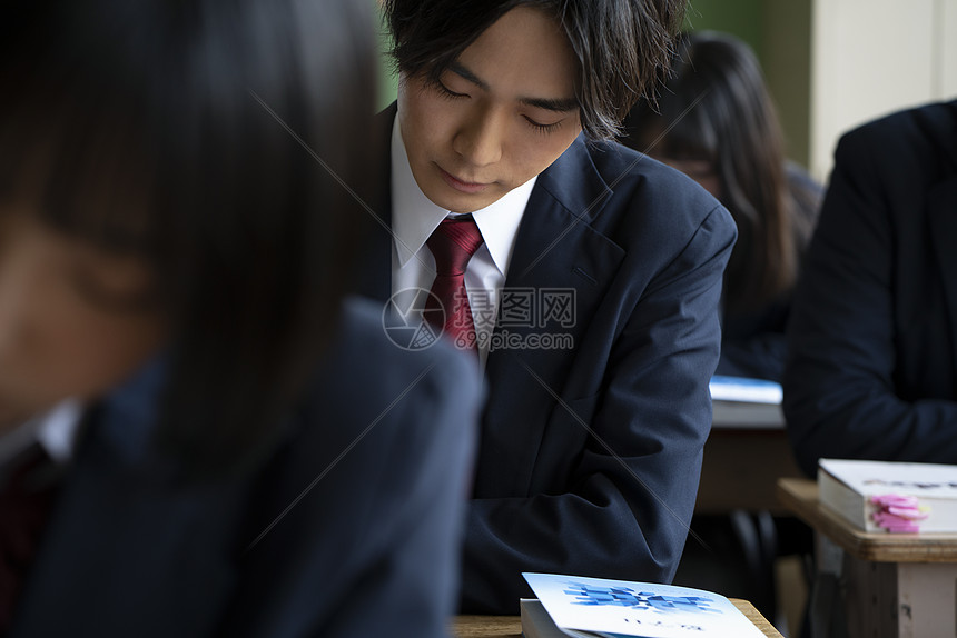 教室里上课的学生高清图片下载-正版图片502338797-摄图网