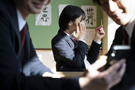 教室里照镜子的高中女生背景图片