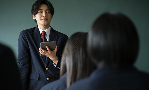 学校认真上课的高中生男女图片