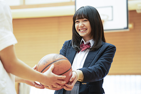 高中女生去帮男生捡篮球图片