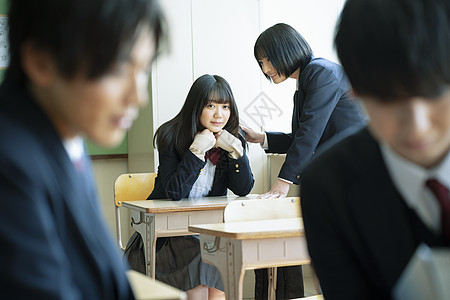 学校认真上课的高中生男女图片