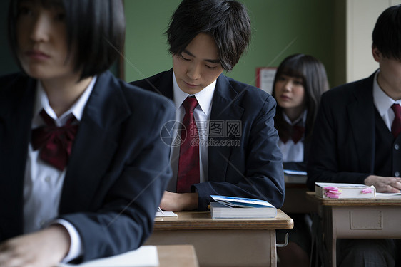 学校认真上课的高中生男女图片