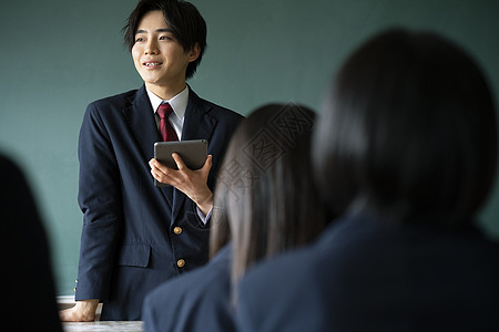 学校认真上课的高中生男女图片