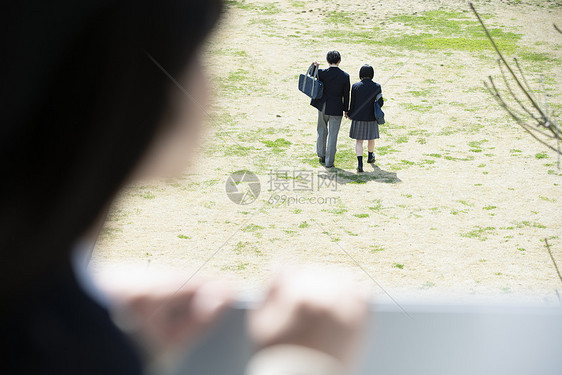 学校认真上课的高中生男女图片