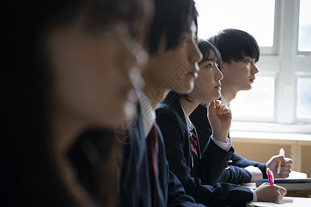 学校认真上课的高中生男女图片