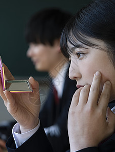 学校认真上课的高中生男女图片