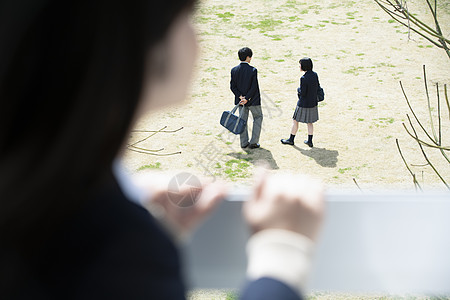 年轻校园爱恋看着这对夫妇的学生图片