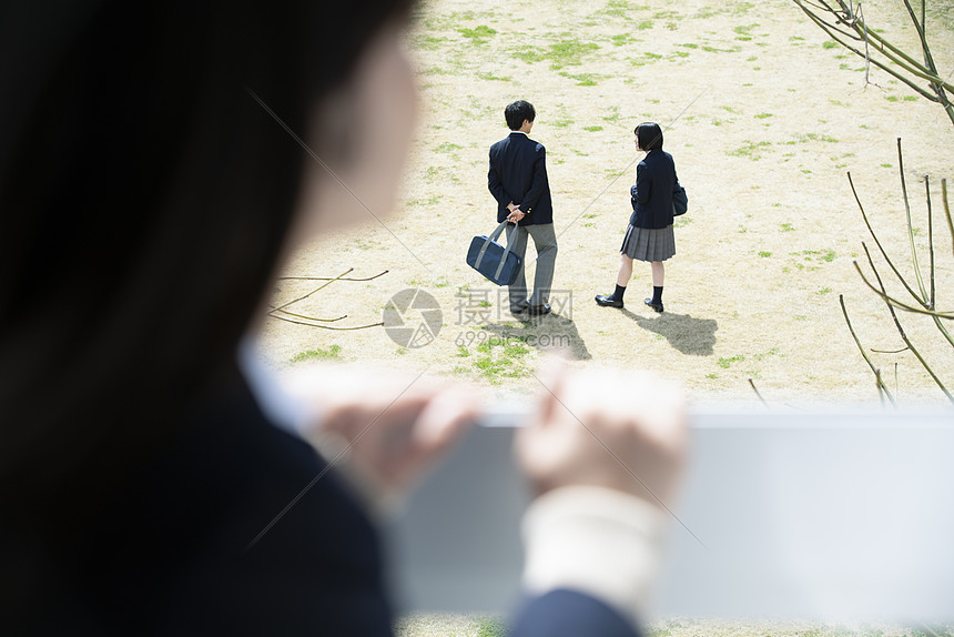 年轻校园爱恋看着这对夫妇的学生图片